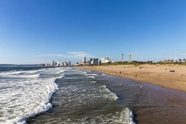 Paysage côtier des vagues se brisant sur le rivage Afrique du Sud . — Photo