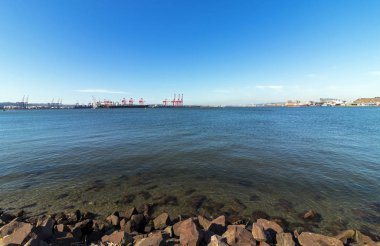 Gemi ve Vinçler mavi gökyüzü karşı su Ripples