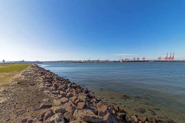 Water Ripples Ships and Cranes against Blue Sky — Stock Photo, Image