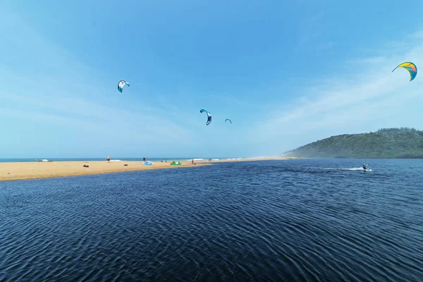 Kite Surfers à l'embouchure de la rivière Mhloti Seascape — Photo