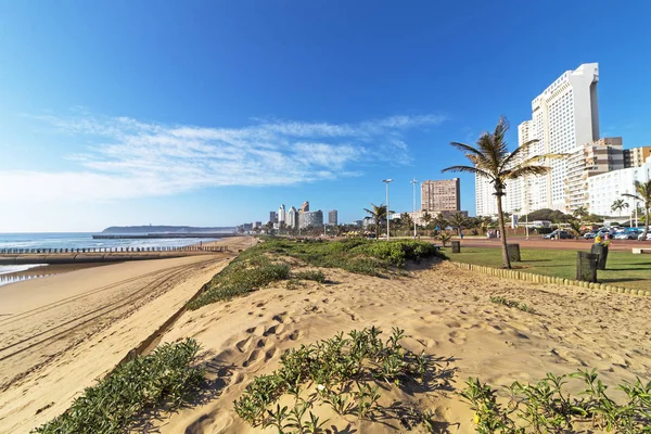 Mavi bulutlu Durban kıyı şehir manzarası Güney Afrika — Stok fotoğraf