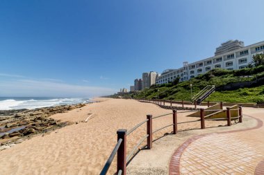 Plaj kayalar okyanus mavi kıyı şehir manzarası dalgalar