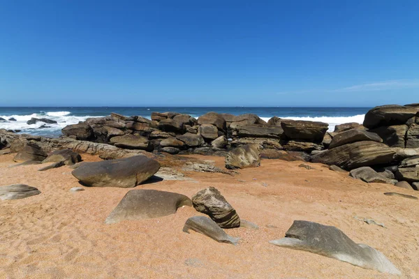Strand Sand Felsen blauer Himmel und Meer Wellen Meereslandschaft — Stockfoto
