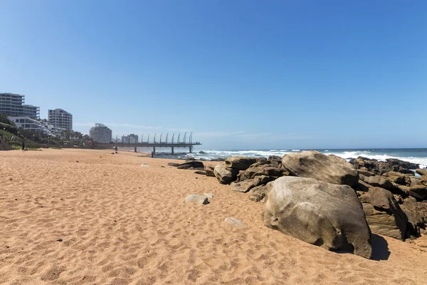 Plage sable roches Ocean Waves Skyline de la ville côtière bleu — Photo
