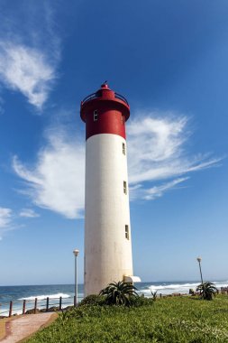 Dikey kırmızı ve beyaz deniz feneri kıyı manzara