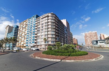 Roundabout karşı mavi bulutlu Beachfront şehir manzarası