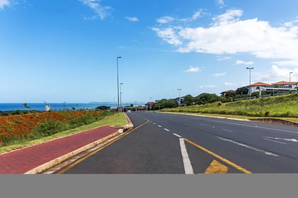Motorvägen som leder från Mhlanga Rdge mot Durban stadssilhuetten — Stockfoto