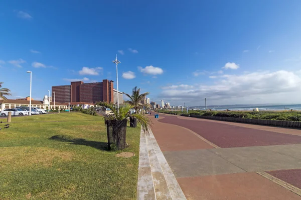Empty Paved Promenade against Blue Cloudy Coastal City Skyline — Stock Photo, Image