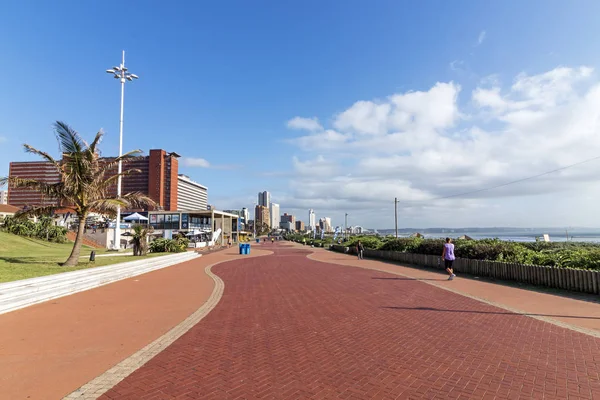 Passeio à beira-mar contra Blue Coudy Cityscape em Durban — Fotografia de Stock