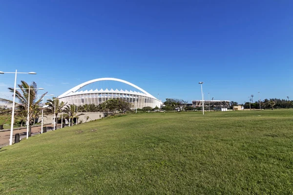 Çim çim rekreasyon alanı karşı Moses Mabhida Stadyumu — Stok fotoğraf