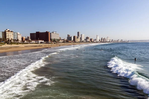 Küstenlinie vor blauer Stadtsilhouette der Durban — Stockfoto