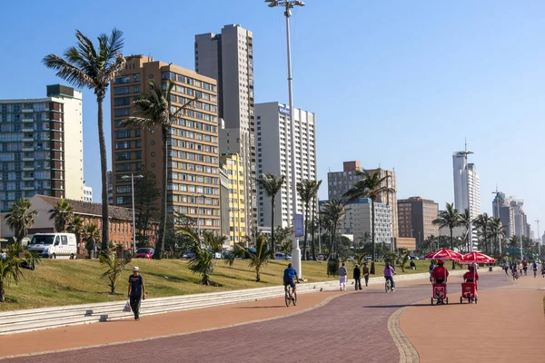 İnsanlar şehir sahil manzarası karşı döşeli Promenade üzerinde — Stok fotoğraf
