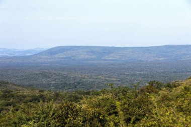  Misty tepeler ve vadiler bulutlu gökyüzü ile kırsal manzara 