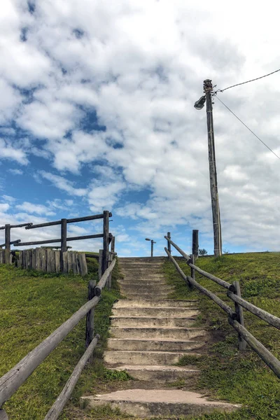 Passerelle pas à pas vide à l'entrée de la plage — Photo