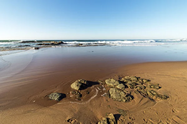 Χρυσή αμμουδιά άμμο βράχους και αντανακλάσεις εναντίον μπλε ορίζοντα — Φωτογραφία Αρχείου