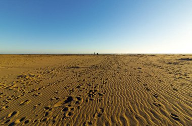 Desenli plaj kum Footprints kıyı mavi gökyüzü manzara ile 