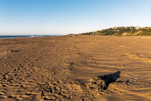 Gemusterter Strand Sand mit Fußabdrücken küstennahen blauen Himmel Landschaft — Stockfoto