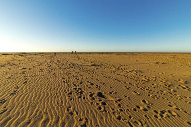 Desenli plaj kum Footprints kıyı mavi gökyüzü manzara ile 