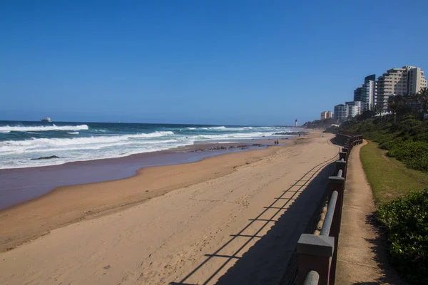 Cementpad langs de loopbrug aan het strand van Durban — Stockfoto