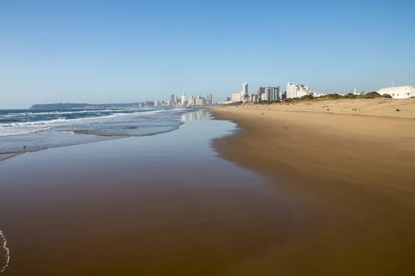 Arka planda Durban Otelleri olan Long Stretch of Beach - Stok İmaj