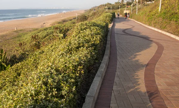 Caminho pavimentado ao lado da praia — Fotografia de Stock