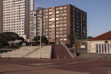 Durban 'daki Beachfront' ta yürüyüş yolları ve oteller