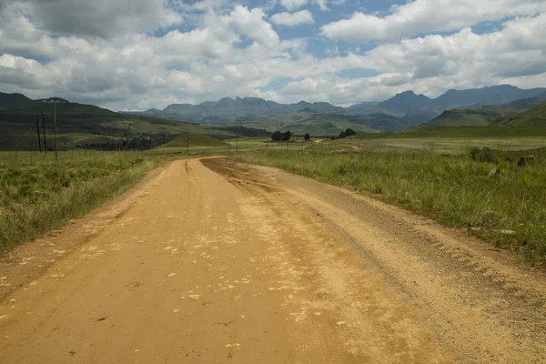 Smutsig Väg Som Leder Drakensbergbergen Sydafrika — Stockfoto