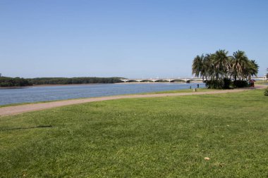Mavi göldeki Umgeni Nehri üzerindeki köprü, Durban, Güney Afrika