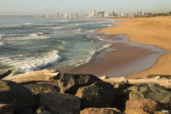 Rochers Sur Plage Durban Avec Paysage Urbain Loin — Photo