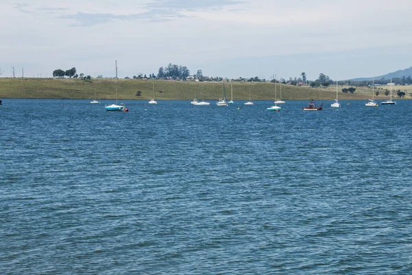 Yachter Sina Förtöjningar Den Omfattande Midmar Dammen — Stockfoto