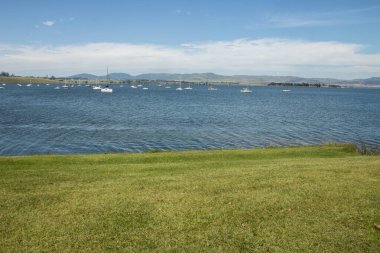 Geniş Midmar Barajı 'nda demirledikleri yatlar