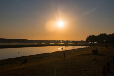Güney Afrika 'da gün doğumunda mavi göl