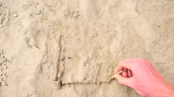 Hand tekenen met stok van hout huis in het natte zand aan de kust. Tekening van huis met venster, deur en rokerige schoorsteen. — Stockvideo