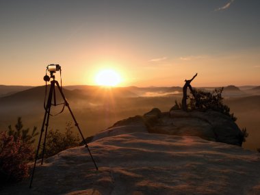 Tripod kamera fotoğraf için hazır tepe üzerinde çalışan ile. Keskin kayalık zirveleri 