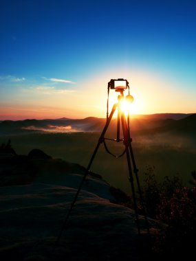 Tripod kamera fotoğraf için hazır tepe üzerinde çalışan ile. Keskin kayalık zirveleri 