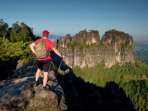Güneşli bir günde dağlar. Uzun yürüyüşe çıkan kimse kırmızı bere, sırt çantası ve Polonyalılar kaya — Stok fotoğraf
