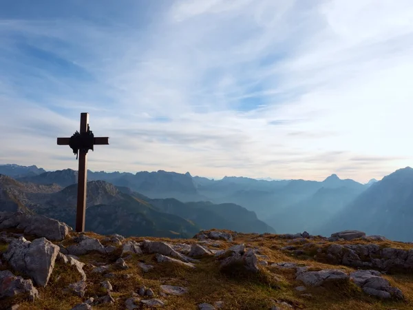 Iron cross at mountain top in alp. Monument to the dead climbers — Stock Photo, Image