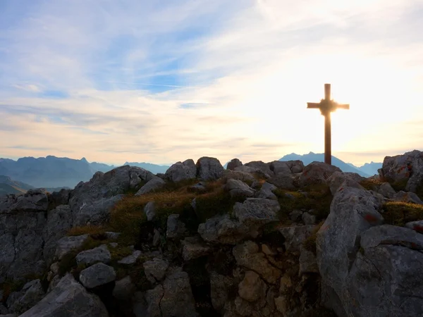 IJzeren Kruis op de bergtop in alp. Monument voor de dode klimmers — Stockfoto