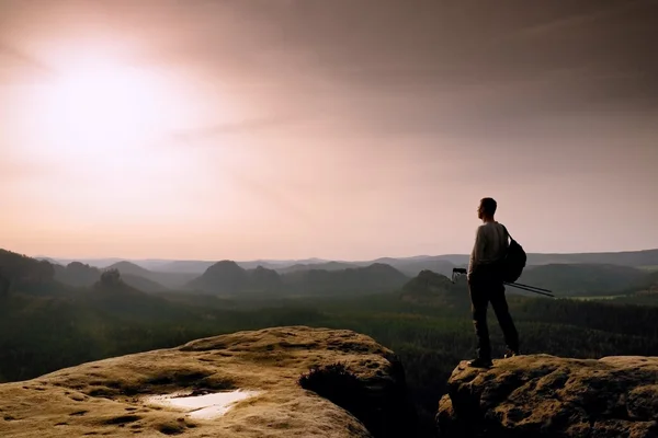 Senderista alto en las montañas. Silueta de hombre pensante en la naturaleza al amanecer . — Foto de Stock