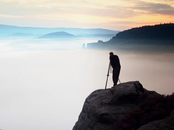 Câmera de espelho de uso profissional e tripé no pico da rocha — Fotografia de Stock
