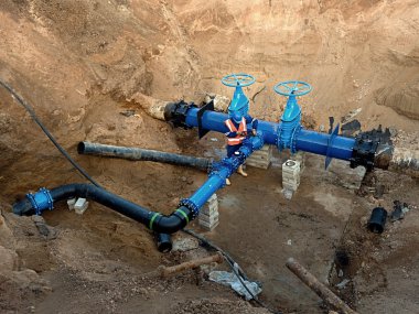 500mm 'lik su borularındaki kapı valfinin teknik uzmanı. Toprakla kaplamadan önce tamir edilmiş boruları kontrol et. Asfalt izolasyonu