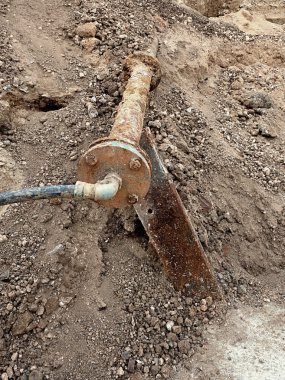 Eski paslı içki waser boru ile esnek üye ve plastik tüp. Açık kazı çukuru.