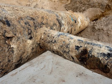 Kazı çukuru. Eski 500 mm su boru 150 mm kol viraj iç..  