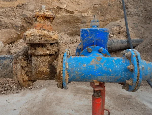 De leidingen voor water drinken samen met schuifafsluiters en vermindering van leden. Gerepareerde klaar — Stockfoto