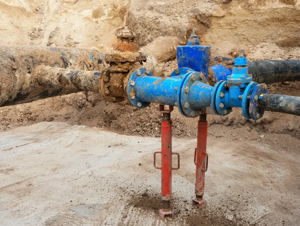 Las tuberías de agua potable se unieron a válvulas de compuerta y miembros de reducción. Terminado reparado — Foto de Stock