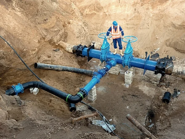 Expert technique souterrain à vanne sur conduites d'eau potable 500mm. Vérifier la tuyauterie réparée avant de la recouvrir d'argile. Isolement asphalte — Photo