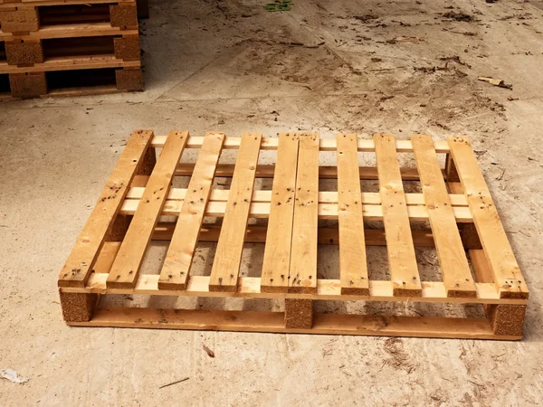 Effetto acquerello.Pallet di legno su terreno di cemento usurato . — Foto Stock