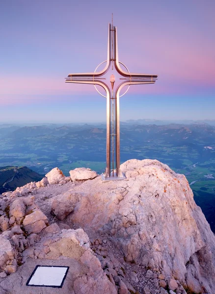 Peak of Hoher Goell. Iron cross at mountain top in Alp at Austria Germany border. — Stock Photo, Image
