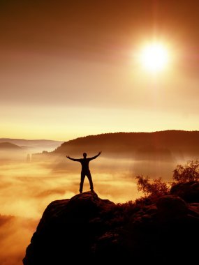 Mutlu bir adam jest silah kaldırdı. Komik uzun yürüyüşe çıkan kimse kaldırdı elleriyle 