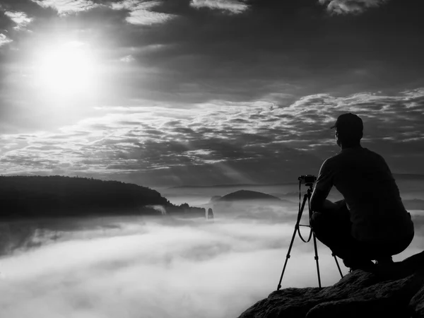 O fotógrafo trabalha com câmera no pico. Humor de sonho em paisageme paisagem , — Fotografia de Stock